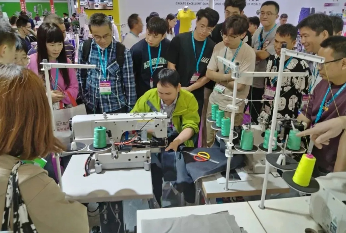 現(xiàn)場(chǎng)直擊｜中捷攜多款創(chuàng)新產(chǎn)品亮相2025華南國(guó)際縫制設(shè)備展