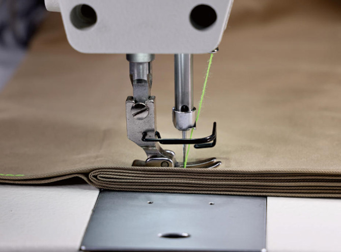 Speed reduction function when crossing seams prevents needle breakage.