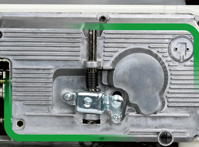 Sealed oil pan minimizes oil leakage