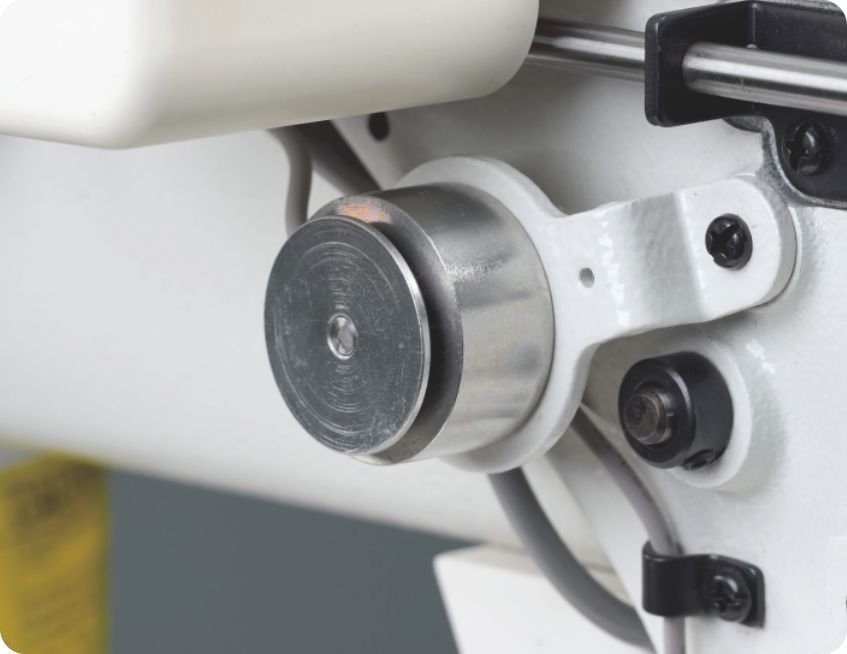 Electronic thread loosening for stable stitch start