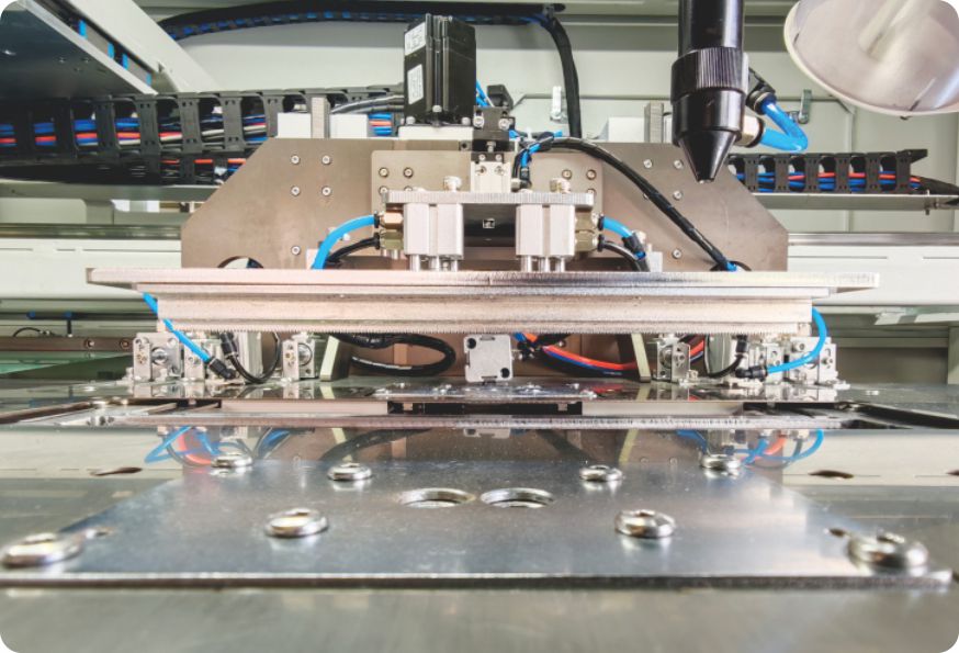 Precision-controlled material feeding length ensure natural sewing edges, delivering straighter and more unfirm sewing edges